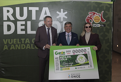 Cristóbal Martínez, Joaquín Cuevas y Anabel Mercado, con una copia gigante del cupón de la ONCE dedicado al Centenario de la Ruta del Sol