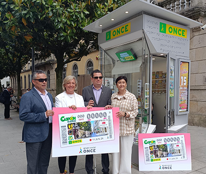 Foto de familia de la presentación del cupón de dicado a la Rúa da Raíña, Lugo, ante un quiosco de la ONCE