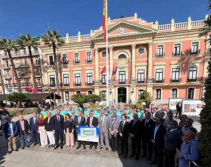 Foto de familia de presentación del cupón que rinde homenaje al personal operario de limpieza urbana el día de San Martín de Porres, su patrón