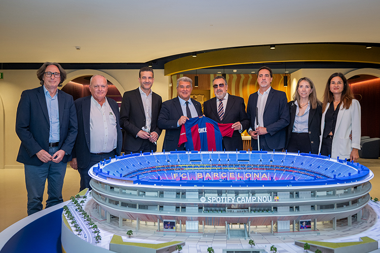 Foto de familia firma del acuerdo FC Barcelona y Grupo Social ONCE