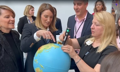 Roberta Metsola conoce un globo terráqueo accesible de la mano de Carmen Bayarri