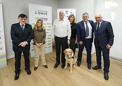 Foto de familia de la presentación del acuerdo entre el Grupo Social ONCE y SEMES