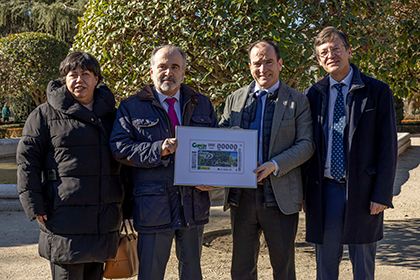 Foto de familia de la presentación del cupón dedicado al madroño, árbol icónico de Madrid