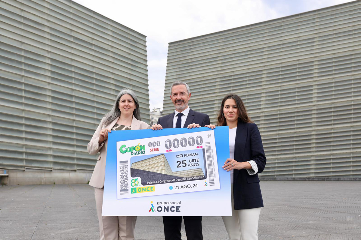 Foto familia presentación del cupón dedicado al 25 aniversario del Palacio de Congresos Kursaal 