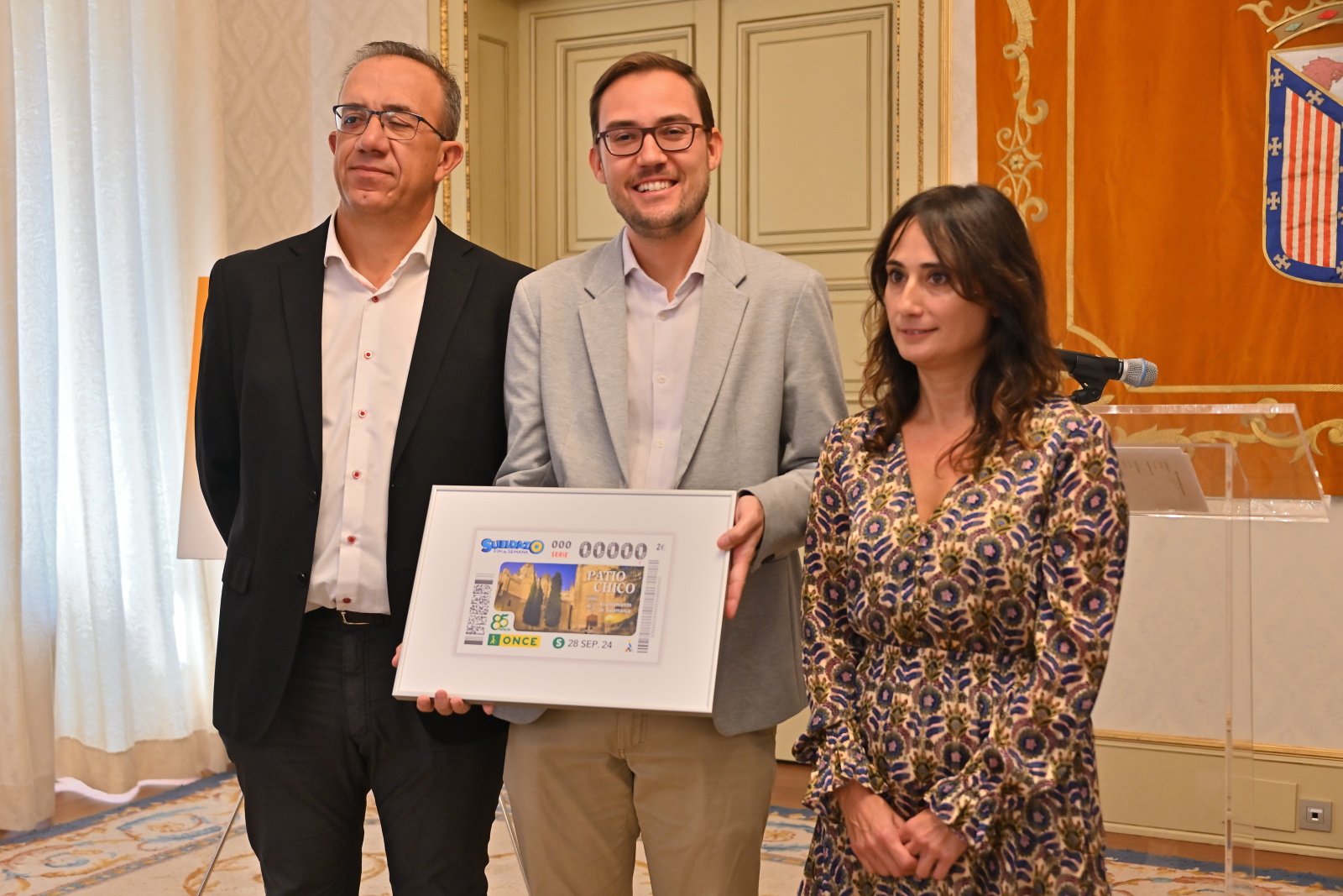 directora  de  ONCE en Salamanca, Esther Pérez, y el concejal de Cultura, Ángel Fernández Silva,