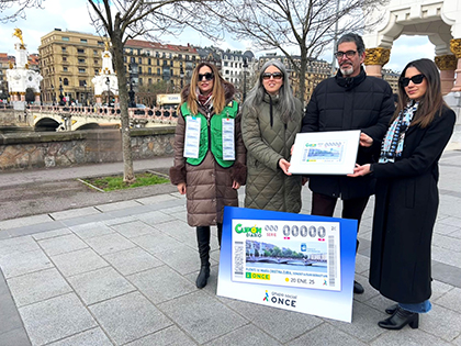 Foto de familia de la presentación del cupón dedicado al Puente de María Cristina Zubia, de Donostia-San Sebastián