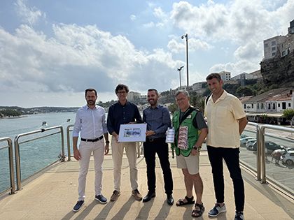 Foto de familia de la presentación el cupón de la ONCE dedicado al Puerto de Maó