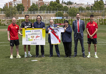Foto de familia de la presentación del cupón dedicado al centenario del Rayo Vallecano