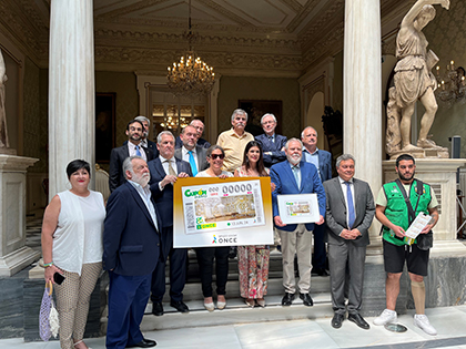 Foto de familia de la presentación del cupón de la ONCE dedicado al Real Casino de Murcia