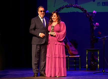 Miguel Carballeda entrega el premio a Alba Martos