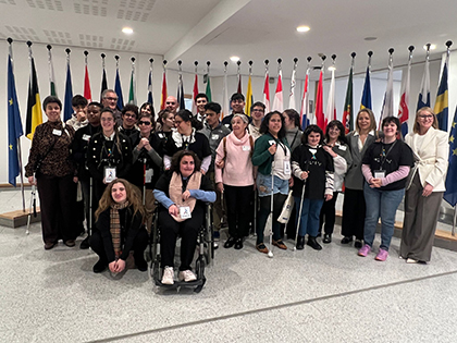 Foto de familia del grupo de estudiantes ciegos y sordociegos en Bruselas