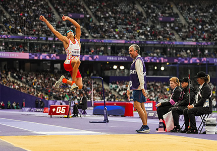 Joan Munar en pleno salto durante los Juegos de París