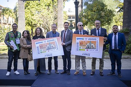 Foto de familia de la presentación del cupón dedicado a la 50 edición del Festival de Cine Iberoamericano de Huelva