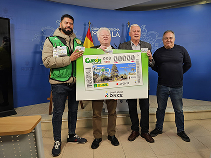 Foto de familia de la presentación del cupón dedicado a la Araucaria del Parque Hernández de Melilla