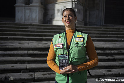 Alondra, con su chaleco de vendedora de la ONCE