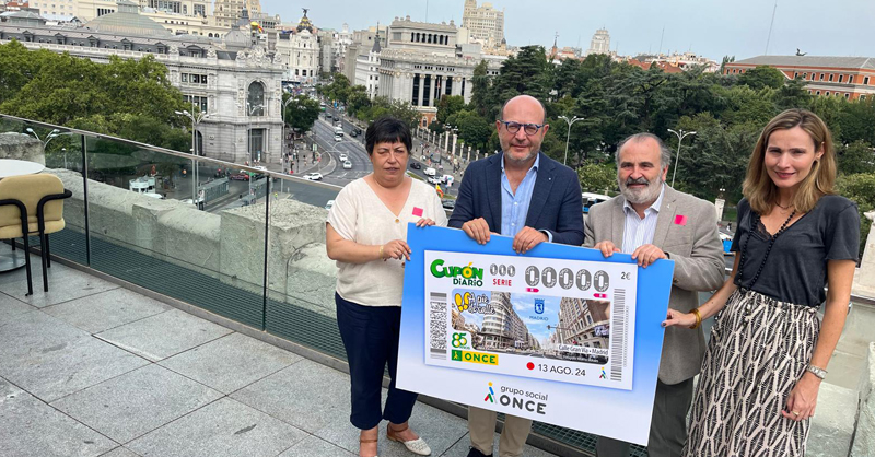 Foto de familia desde la terraza del Ayuntamiento de Madrid de la presentación del Cupón dedicado a la Gran Vía