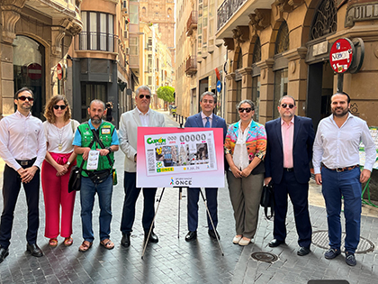 Foto de familia de la presentación del cupón dedicado a la calle Frenería, de Murcia