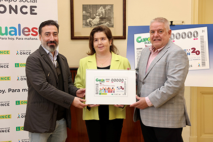 José Javier López, Bárbara Palau y Carlos Susias, con una lámina enmarcada de este cupón