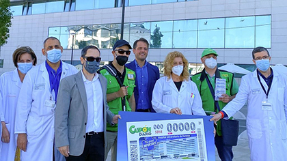 Foto de familia de la presentación del cupón dedicado al Hospital Universitario de Ourense