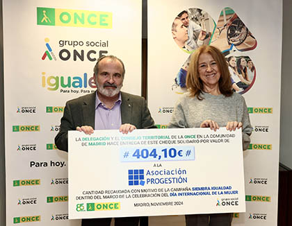 Luis Natalio y Gabriela Beni posan con el cheque