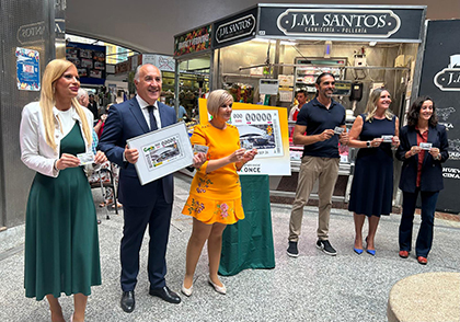 Foto de familia de la presentación del cupón dedicado al Mercado Ingeniero Torroja, de Algeciras