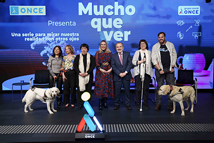 Foto de familia de la presentación, en ONCE Madrid, de la serie Mucho que ver