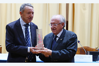 Momento de la entrega a la ONCE del V Premio Justicia Social