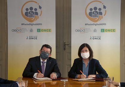 El director general de la ONCE, Ángel Sánchez, y la directora de la AEPD, Mar España.