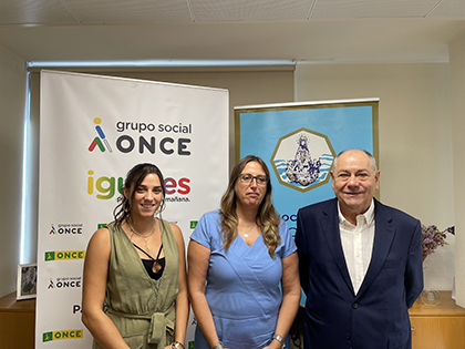 De izquierda a derecha Neus Baños, Estela Medina Peláez, directora ONCE Alicante, y  Agustín Llorca, tras la firma del acuerdo