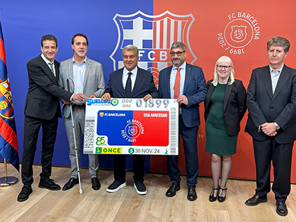 Foto de familia de la presentación del cupón dedicado al 125 aniversario del FC Barcelona