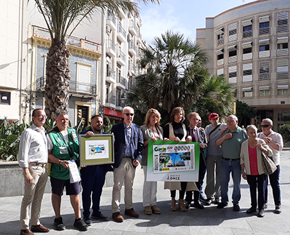 Foto de familia de la presentación del cupón dedicado a la Palmera de la Plaza Quintero Báez, de Huelva