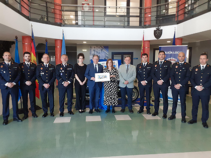 Foto de familia de la presentación del cupón dedicado al 175 aniversario de la Policía Local de Oviedo