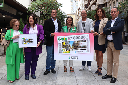 Foto de familia de la presentación del cupón de la ONCE dedicado a la Rúa do Paseo, de Ourense