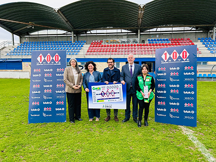 Presentación del cupón dedicado al Centenario de la Sociedad Deportiva Amorebieta, sobre e césped del estadio