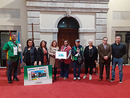 Foto de familia de la presentación del cupón dedicado a Llanes en la serie Pueblos de Película