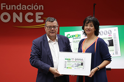 José Luis Martínez Donoso y María José Arregui, con una lámina enmarcada con este cupón