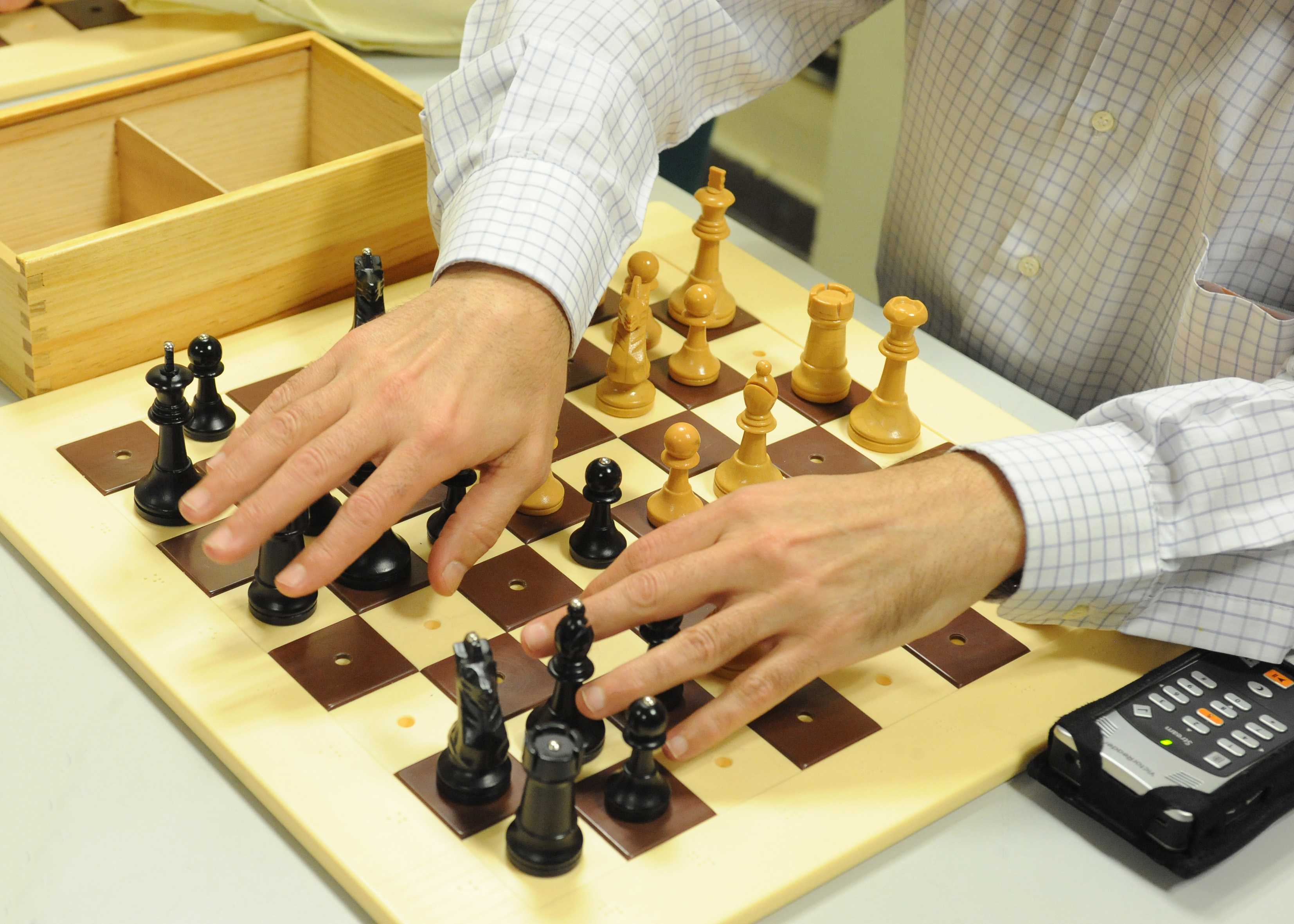Tablero de ajedrez adaptado para personas ciegas