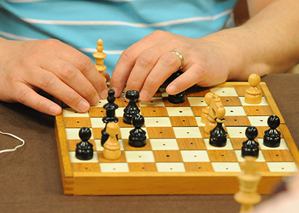 Tablero de ajedrez para personas ciegas