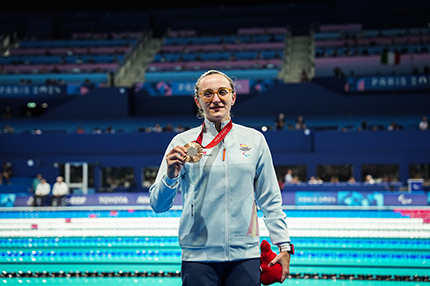 María Delgado posa con la medalla de bronce en el cuello