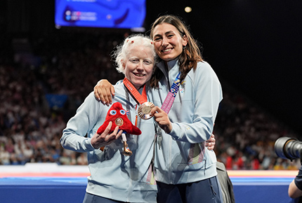 Marta Arce y Marina Fernández (técnica de judo de la FEDC), posan con la medalla