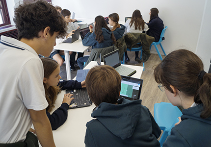 Grupo de estudiantes trabajando en el escudo del 41 Concurso Escolar de la ONCE