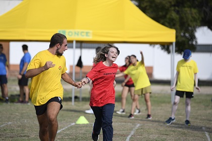 Imagen de una niña participando en atletismo en un encuentro de Escuelas Deportivas anterior