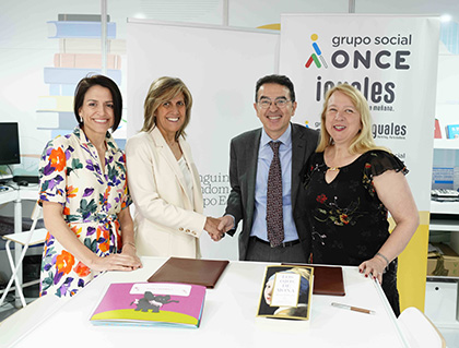 Nuria Cabutí y Andrés Ramos, en el centro de la imagen, tras la firma del acuerdo