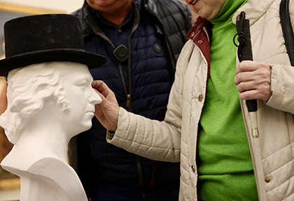 Personas afiliadas reconocen al tacto el busto de Goya