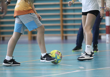 Escolares practican fútbol para ciegos
