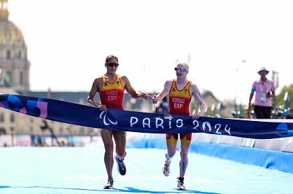 La triatleta Susana Rodríguez, guiada por Sara Pérez, entrando en meta