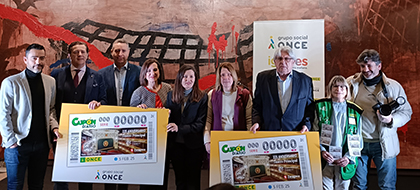 Foto de familia de la presentación del cupón de la ONCE dedicado al 225 aniversario del Teatro Principal de Zaragoza