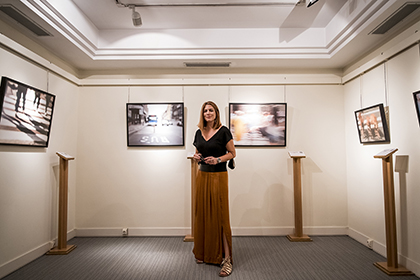 Victoria Adame, rodeada de varias de las fotografías que expone en el Museo Tiflológico