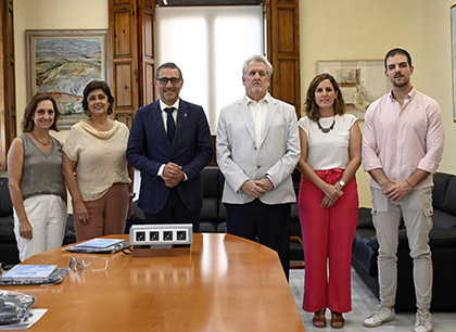 Foto de familia tras la firma del acuerdo de colaboración entre la Universidad de Murcia y la ONCE