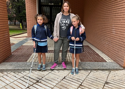 Laura y Sara, dos hermanas ciegas, con su madre en el primer día de clase